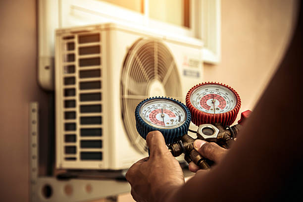 Professional Hvac technician working in Evergreen Park, IL